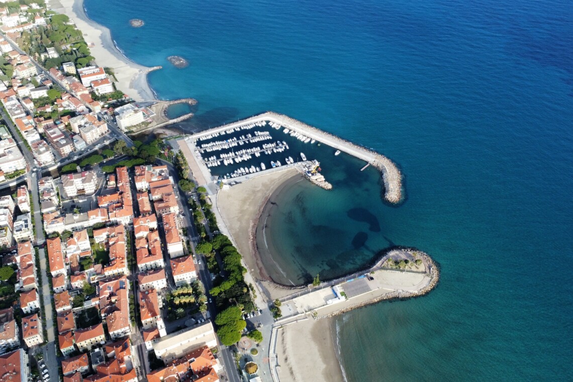 Scopri il Porto Turistico di Diano Marina, uno dei più attrezzati della Liguria. Aperto tutto l’anno, offre 250 posti barca e servizi di qualità per diportisti.